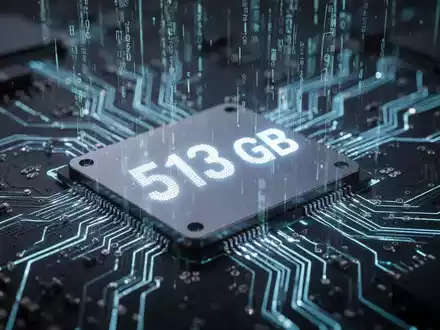 Nahaufnahme einer leuchtenden Leiterplatte mit Datenströmen und der Reflexion von '513 GB' auf dunklem Hintergrund. - Foto: über boerse-global.de