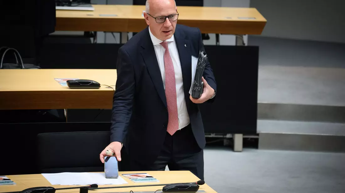 Berlins Regierender Bürgermeister Kai Wegner (CDU) ist unter verstärktem Druck. (Archivbild) - Bild: Bernd von Jutrczenka/dpa
