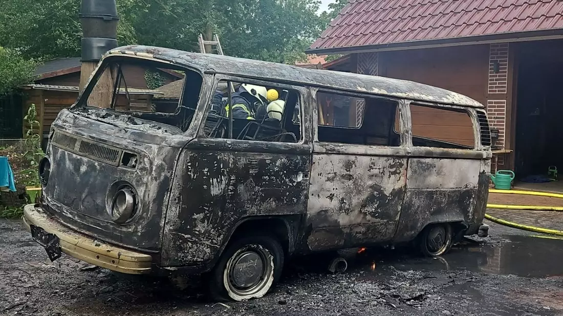 POL-CUX: PKW Brand in Geestland - historischer VW Bus ausgebrannt (Foto im Anhang) - Bild: presseportal.de