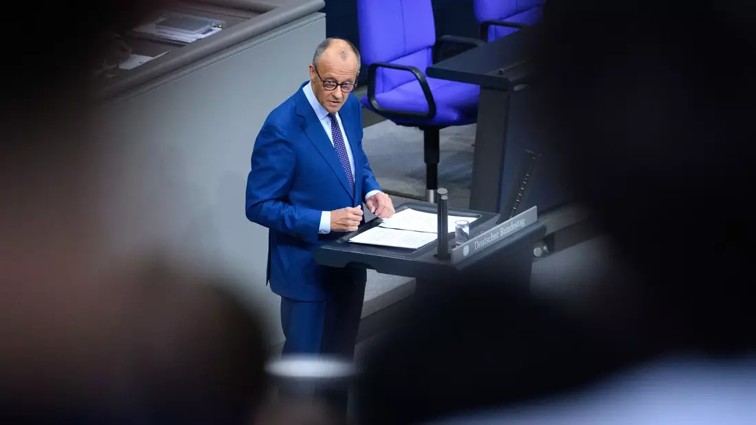 Kurz vor der Sommerpause gibt der Kanzler noch einmal eine Regierungserklärung ab. - Bild: Bernd von Jutrczenka/dpa