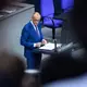 Kurz vor der Sommerpause gibt der Kanzler noch einmal eine Regierungserklärung ab. - Bild: Bernd von Jutrczenka/dpa