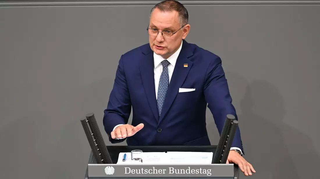 AfD-Chef Chrupalla kritisiert die Reformen und die Rüstungspolitik. - Bild: Elisa Schu/dpa