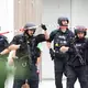 Polizisten auf dem Schulgelände. - Bild: Karl-Josef Hildenbrand/dpa