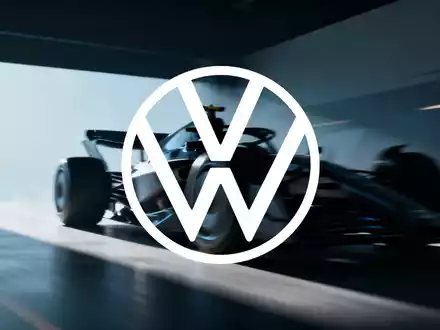 Abstrakte, atmosphärische Szene, die den Automobiltechnologiesektor darstellt, mit verschwommenen zukünftigen Fahrzeugkomponenten. - Foto: über boerse-global.de
