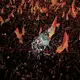 Auch im Nachbarland Irak, wo viele Schiiten leben, folgten Menschenmassen den Trauerfeiern für Irans getötetes Staatsoberhaupt. - Bild: Khalil Hamra/AP/dpa