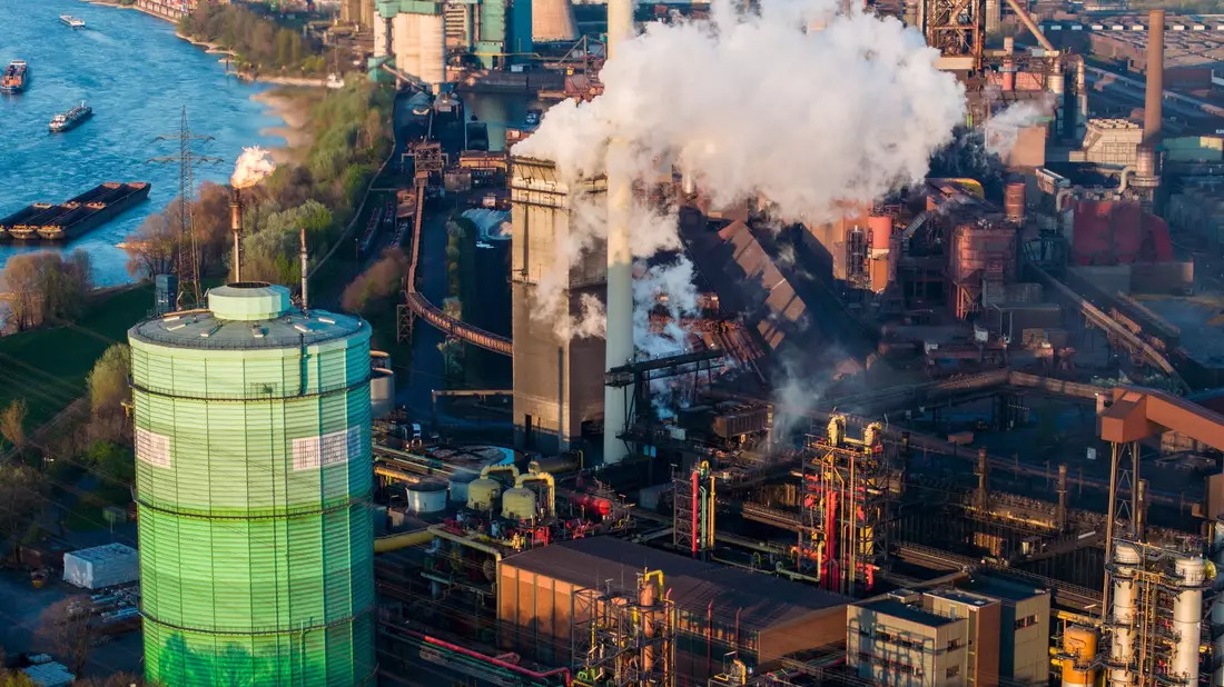 Blick auf das HKM-Werk in Duisburg. - Bild: Christoph Reichwein/dpa