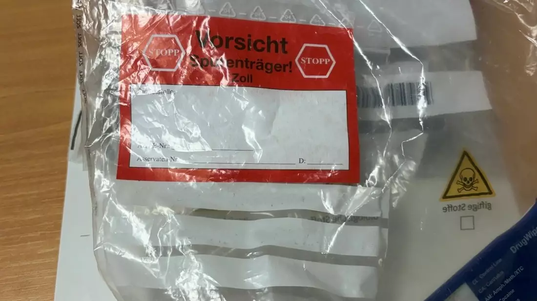 HZA-AC: Taxifahrt endet in Handschellen / Speedball liegt im Fußraum unter Jacke - Bild: presseportal.de