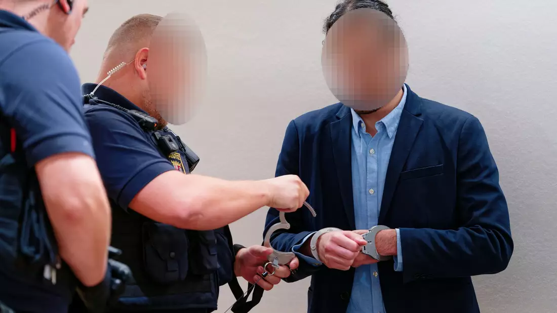Der Angeklagte muss zehn Jahre in Haft  - Bild: Uwe Anspach/dpa