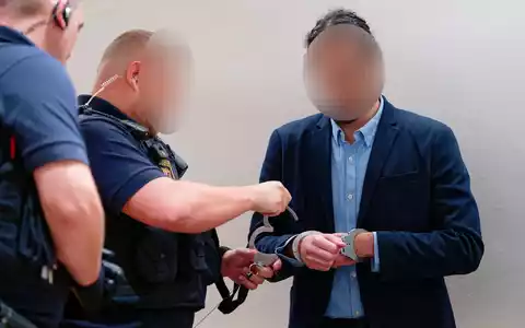 Der Angeklagte muss zehn Jahre in Haft  - Foto: Uwe Anspach/dpa