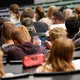 Viele Bafög-Empfänger müssen sich weiter gedulden: Ein Teil der geplanten Erhöhung wird um ein halbes Jahr verschoben. (Archivbild) - Bild: Julian Stratenschulte/dpa