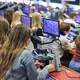 Der Kreis der Bafög-Empfänger soll nicht weiter sinken. Dafür werden die Freibeträge beim Einkommen erhöht. (Achivbild) - Bild: Jan Woitas/dpa