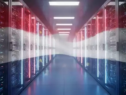 Ein futuristischer Server-Rack, dessen Beleuchtung die Farben der niederländischen Flagge aufweist, symbolisiert europäische KI-Innovation. - Foto: über boerse-global.de