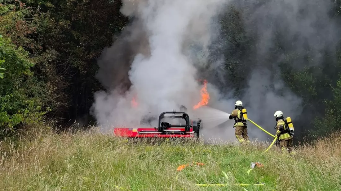 FW-Greven: Landwirtschaftliches Fahrzeug in Vollbrand - Bild: presseportal.de