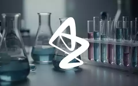 Eine pharmazeutische Laborumgebung mit verschwommenen Glasbechern und Reagenzgläsern, die enttäuschte Hoffnung symbolisieren. - Foto: über boerse-global.de