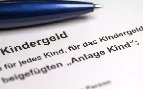  In mehreren Stufen soll das Kindergeld künftig «proaktiv» ausbezahlt werden - ohne Antrag, also ohne Papierkram. (Symbolbild) - Foto: Jens Büttner/dpa-Zentralbild/dpa