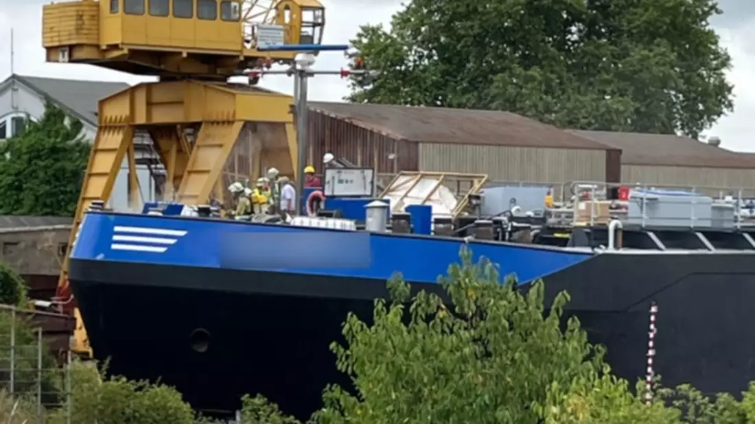 POL-DU: Untermeiderich: Schiffsbrand - eine Person leicht verletzt - Bild: presseportal.de