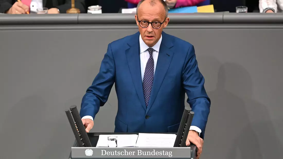 Kanzler Merz verteidigt im Bundestag am Donnerstagmorgen den schwarz-roten Reformkurs. - Bild: Elisa Schu/dpa
