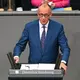 Kanzler Merz verteidigt im Bundestag am Donnerstagmorgen den schwarz-roten Reformkurs. - Bild: Elisa Schu/dpa