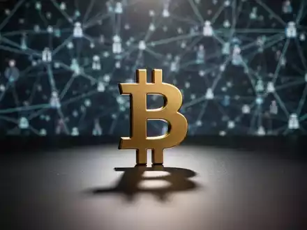 Ein goldenes Bitcoin-Symbol wirft lange Schatten auf eine dunkle Oberfläche, mit einem verschwommenen digitalen Netzwerk im Hintergrund. - Foto: über boerse-global.de