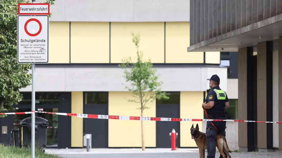 Am Tag nach dem Angriff fand an der Schule wieder Unterricht statt.  - Bild: Karl-Josef Hildenbrand/dpa