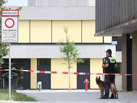 Am Tag nach dem Angriff fand an der Schule wieder Unterricht statt. - Foto: Karl-Josef Hildenbrand/dpa