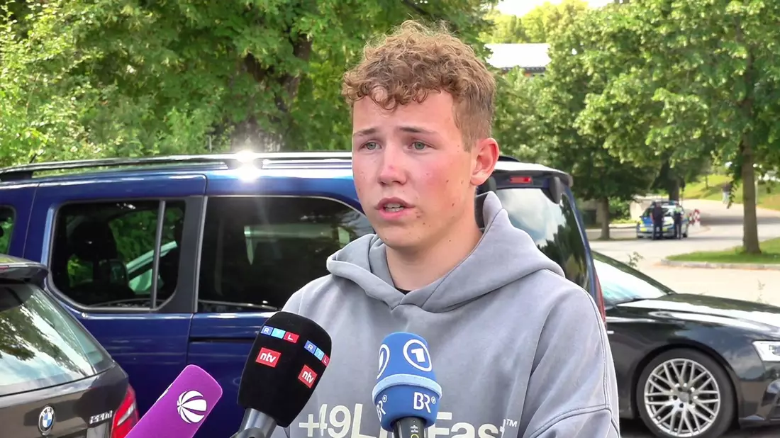 Schüler Levi Lachmann berichtete, wie Mitschüler den beiden verletzten Mädchen halfen. - Bild: Jason Tschepljakow/dpa