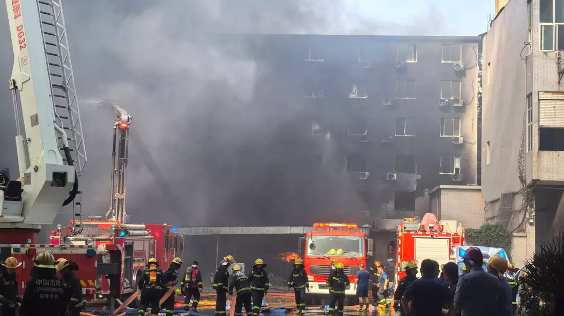 Bei dem Feuer soll es eine erhebliche Zahl an Opfern gegeben haben. - Bild: Zheng Liang/Xinhua/AP/dpa