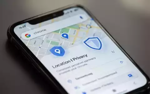 Ein Smartphone zeigt die Google Chrome-Oberfläche mit Fokus auf Standort- und Datenschutzeinstellungen. Ein Schild-Symbol ist prominent dargestellt. - Foto: über boerse-global.de