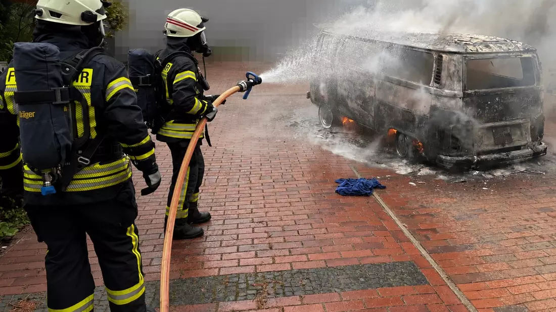 FW Geestland: Feuerwehr löscht brennenden Bulli in Debstedt - Bild: presseportal.de