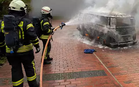 FW Geestland: Feuerwehr löscht brennenden Bulli in Debstedt - Foto: presseportal.de