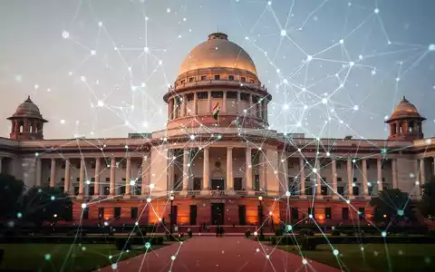 Digitale Überlagerung eines KI-Netzwerks auf Indiens Parlamentsgebäude, symbolisiert Technologie und Rechtsprüfung. - Foto: über boerse-global.de