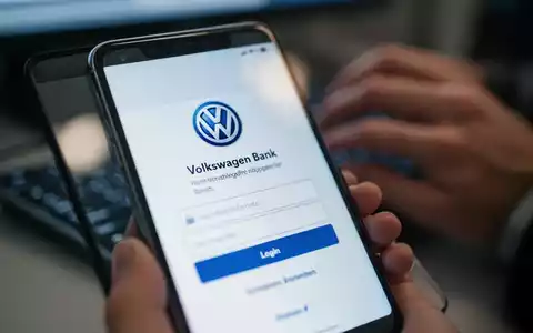 Nahaufnahme eines Smartphone-Bildschirms mit einer betrügerischen Bank-Login-Seite und einem unscharfen Hintergrund. - Foto: über boerse-global.de