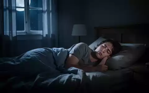 Eine Person liegt wach im Bett, das Zimmer ist dunkel, mit Mondlicht, das durch ein Fenster fällt. - Foto: über boerse-global.de