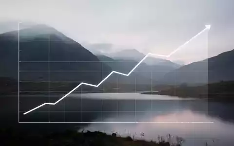 Abstrakte Darstellung eines steigenden Finanzdiagramms vor einem angedeuteten schottischen Landschaftshintergrund, der Wachstum symbolisiert. - Foto: über boerse-global.de