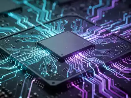 Nahaufnahme eines Computerprozessorchips mit leuchtend blauen und violetten Schaltkreisen, die fortschrittliche Technologie darstellen. - Foto: über boerse-global.de