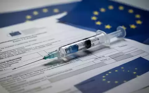 Ein medizinisches Gerät vor einem unscharfen Hintergrund von EU-Dokumenten, das Präzision und mögliche Risiken bei Reformen darstellt. - Foto: über boerse-global.de