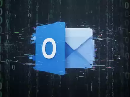 Microsoft Outlook-Logo mit digitalen Glitch-Effekten und Binärcode, symbolisiert E-Mail-Fehlerbehebungen und Software-Updates. - Foto: über boerse-global.de