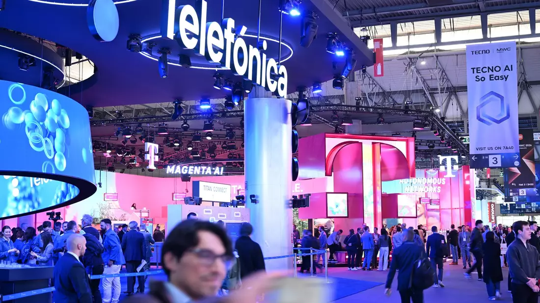 Der Messestand des spanischen Mutterkonzerns Telefónica beim Mobile World Congress (MWC) in Barcelona, direkt neben dem Messestand der Deutschen Telekom. - Bild: Wolf von Dewitz/dpa