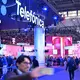 Der Messestand des spanischen Mutterkonzerns Telefónica beim Mobile World Congress (MWC) in Barcelona, direkt neben dem Messestand der Deutschen Telekom. - Bild: Wolf von Dewitz/dpa