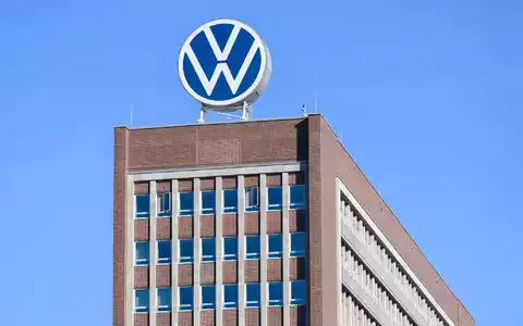 Im Vorstandhochhaus in Wolfsburg traf sich am Donnerstag der Aufsichtsrat. (Archivbild) - Foto: Julian Stratenschulte/dpa