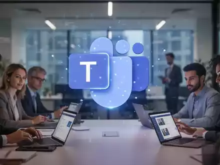 Stilisiertes Microsoft Teams-Logo projiziert in modernes Büro mit unscharfen, kollaborierenden Figuren, symbolisiert digitale Produktivität und Updates. - Foto: über boerse-global.de