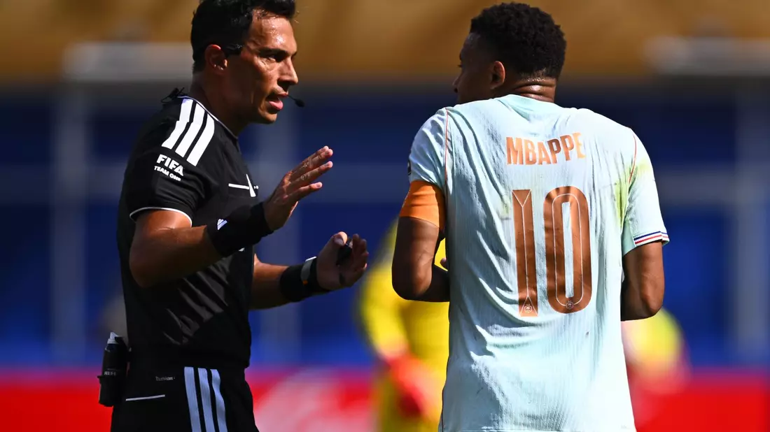Kylian Mbappé (r.) haderte mit Schiedsrichter Facundo Tello. - Bild: Tom Weller/dpa