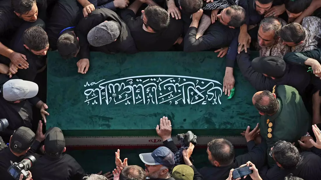 An den tagelangen Trauerzeremonien nahmen nach staatlichen Angaben im Iran Millionen Menschen teil. (Archivbild) - Bild: Uncredited/Iranian Supreme Leader Office via AP/dpa