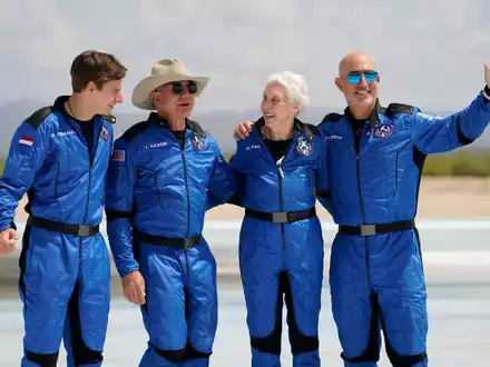 2021 flog Wally Funk mit Blue Origin ins Weltall und schrieb Geschichte. (Archivbild) - Foto: Tony Gutierrez/AP/dpa