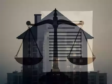 Eine stilisierte Darstellung eines Hauses oder Gebäudes, überlagert von abstrakten Rechtsskalen oder einem Dokument, das Immobilienrecht und Erbschaft symbolisiert. - Foto: über boerse-global.de