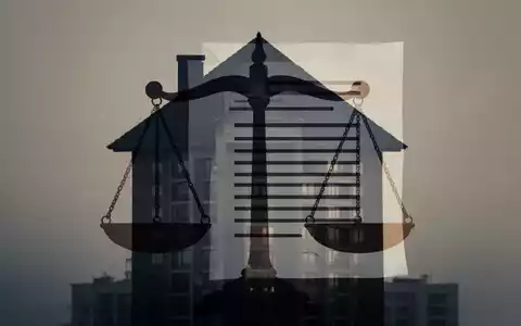 Eine stilisierte Darstellung eines Hauses oder GebĂ€udes, ĂŒberlagert von abstrakten Rechtsskalen oder einem Dokument, das Immobilienrecht und Erbschaft symbolisiert. - Foto: ĂŒber boerse-global.de