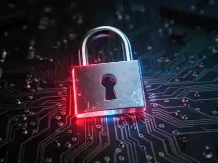 Ein stilisierter digitaler Vorhängeschloss leuchtet über einer Leiterplatte mit roten und blauen Lichtreflexionen, die Cyberbedrohungen und Spionage symbolisieren. - Foto: über boerse-global.de
