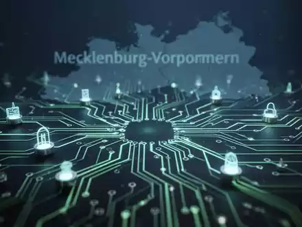 Eine stilisierte, leuchtende Leiterplatte mit Verbindungslinien, die Open-Source-Software und digitale Migration symbolisiert, im Hintergrund die Karte von Mecklenburg-Vorpommern. - Foto: über boerse-global.de