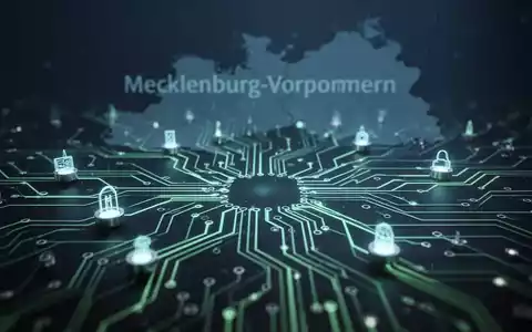 Eine stilisierte, leuchtende Leiterplatte mit Verbindungslinien, die Open-Source-Software und digitale Migration symbolisiert, im Hintergrund die Karte von Mecklenburg-Vorpommern. - Foto: über boerse-global.de