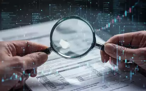 Nahaufnahme einer Hand mit Lupe über unscharfem Finanzdokument, digitale Daten-Overlays. - Foto: über boerse-global.de